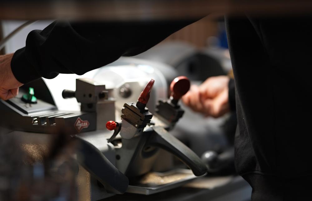 Řezání autoklíče na frézce v dílně Autoklíče Ostrava
